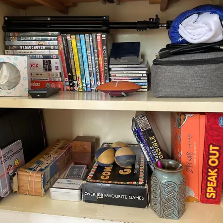 דירה Mid-century Gem Steps From The