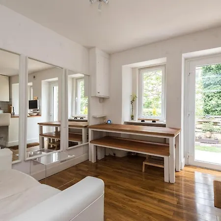 Дом отдыха Modern Holyrood Family Retreat *