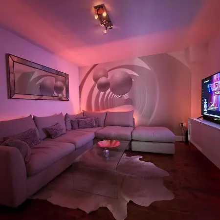 Modern Holyrood Family Retreat Edinburgh