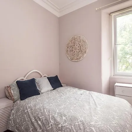 Modern Holyrood Family Retreat * Edinburgh