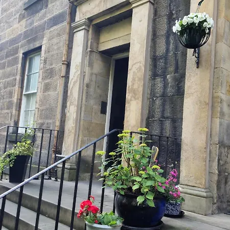 Heart Of The - 3 Bedroom Oasis Apartment