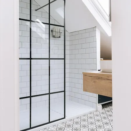 & Modern 2bd Flat - * Edinburgh