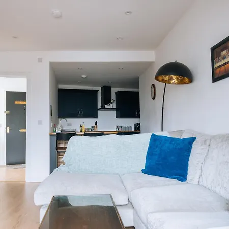 & Modern 2bd Flat - * Edinburgh