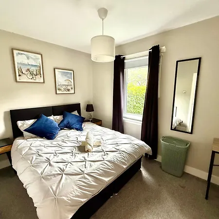 South Gyle House - Superfast Wifi And Free Parking - 7 Minutes From Airport Hébergement de vacances Édimbourg