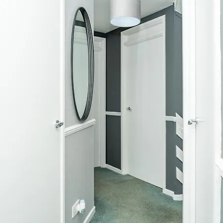 Spacious 5 Bedroom Detached Home, Free Parking, Sleeps 10, Near Centre Apartment