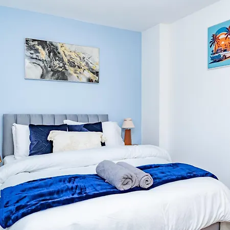 Spacious 5 Bedroom Detached Home, Free Parking, Sleeps 10, Near Centre Appartamento *