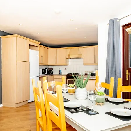 Apartment Spacious 5 Bedroom Detached Home, Free Parking, Sleeps 10, Near Centre *