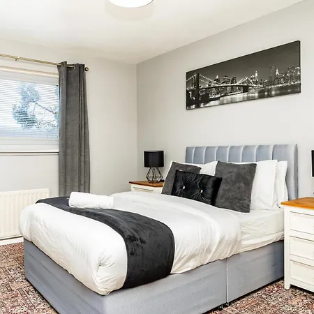 Spacious 5 Bedroom Detached Home, Free Parking, Sleeps 10, Near Centre Apartment