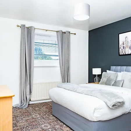 Apartment Spacious 5 Bedroom Detached Home, Free Parking, Sleeps 10, Near Centre