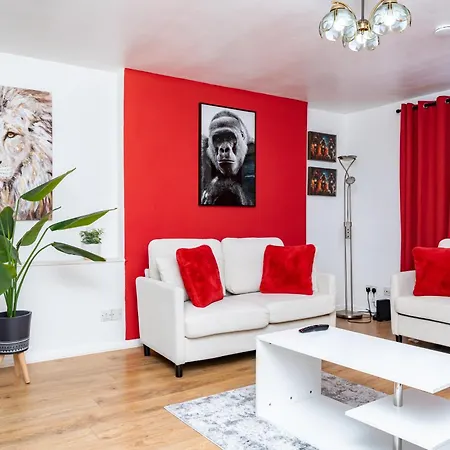 Spacious 5 Bedroom Detached Home, Free Parking, Sleeps 10, Near Centre * Edinburgh