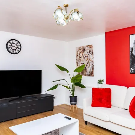 Spacious 5 Bedroom Detached Home, Free Parking, Sleeps 10, Near Centre *