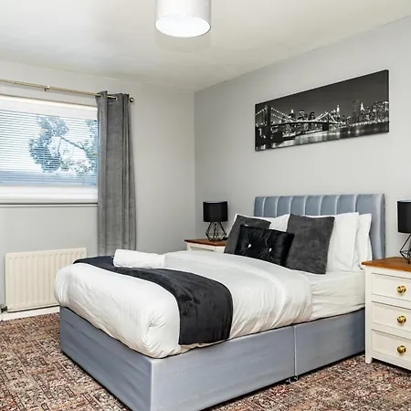 Apartment Spacious 5 Bedroom Detached Home, Free Parking, Sleeps 10, Near Centre Edinburgh