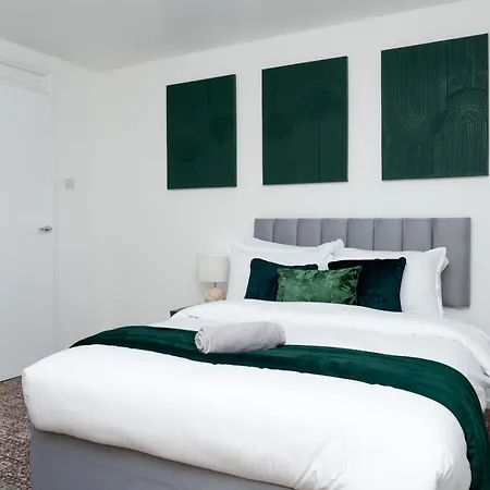 Spacious 5 Bedroom Detached Home, Free Parking, Sleeps 10, Near Centre * Edimburgo