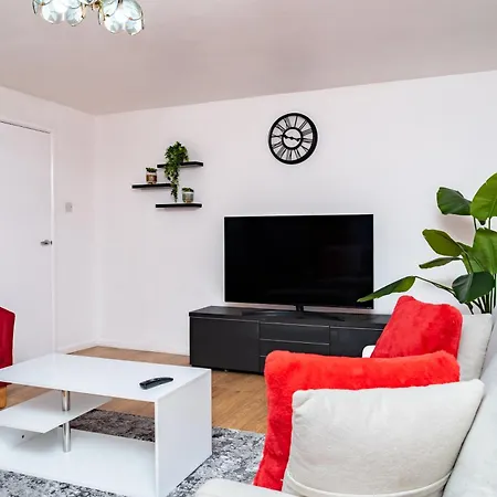 Spacious 5 Bedroom Detached Home, Free Parking, Sleeps 10, Near Centre Apartment