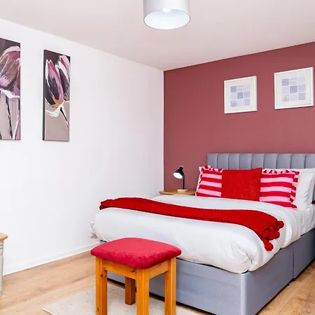 Spacious 5 Bedroom Detached Home, Free Parking, Sleeps 10, Near Centre * Edimburgo