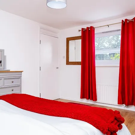 Spacious 5 Bedroom Detached Home, Free Parking, Sleeps 10, Near Centre Appartamento *