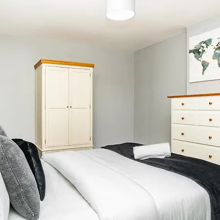 Apartment Spacious 5 Bedroom Detached Home, Free Parking, Sleeps 10, Near Centre *