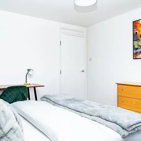 Spacious 5 Bedroom Detached Home, Free Parking, Sleeps 10, Near Centre Apartment