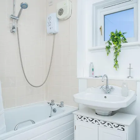 Apartment Spacious 5 Bedroom Detached Home, Free Parking, Sleeps 10, Near Centre