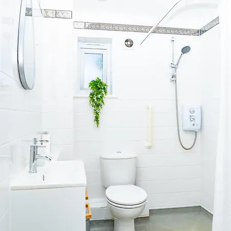 Spacious 5 Bedroom Detached Home, Free Parking, Sleeps 10, Near Centre Appartamento *