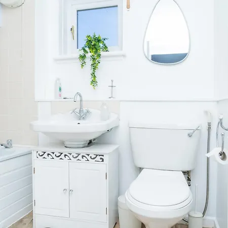 公寓 Spacious 5 Bedroom Detached Home, Free Parking, Sleeps 10, Near Centre *