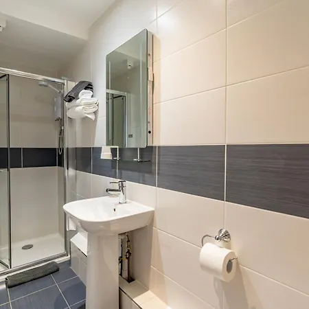 The Gifford بيت ضيافة