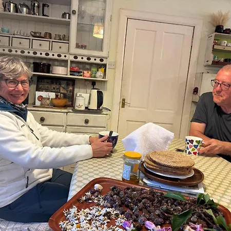 Bed & Breakfast Charming 3 Bed , Private Budget , Free Street Parking , Fibre Optic Internet , Garden