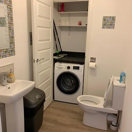 3 Bedrooms House Near Airport With Supermarket And Public Transport Edinburgh