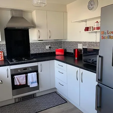 3 Bedrooms House Near Airport With Supermarket And Public Transport Holiday home Edinburgh
