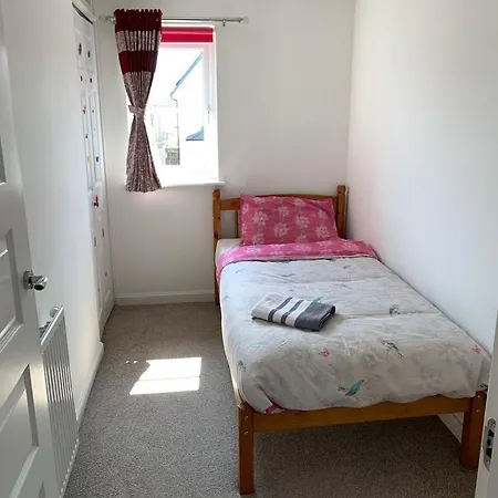 3 Bedrooms House Near Airport With Supermarket And Public Transport Holiday home