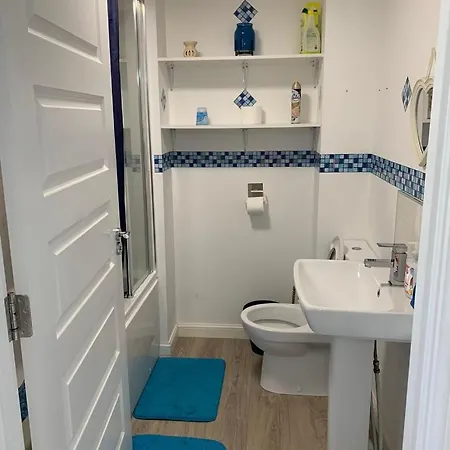 Holiday home 3 Bedrooms House Near Airport With Supermarket And Public Transport