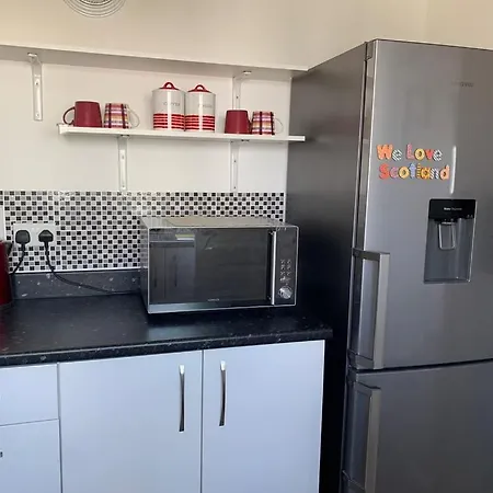 3 Bedrooms House Near Airport With Supermarket And Public Transport *