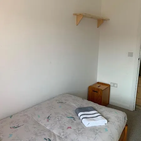 3 Bedrooms House Near Airport With Supermarket And Public Transport Edinburgh