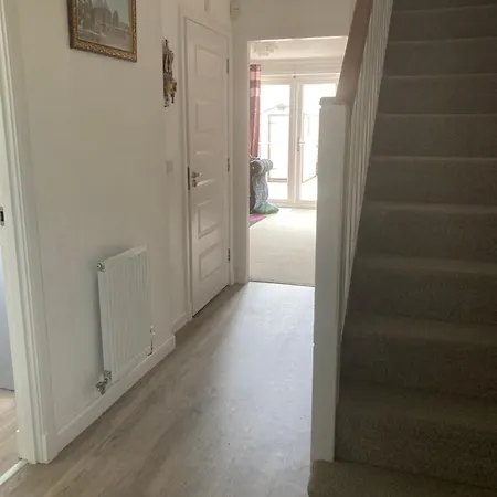 Holiday home 3 Bedrooms House Near Airport With Supermarket And Public Transport *