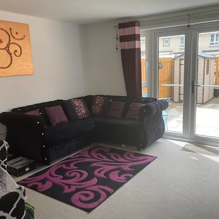 3 Bedrooms House Near Airport With Supermarket And Public Transport Edinburgh