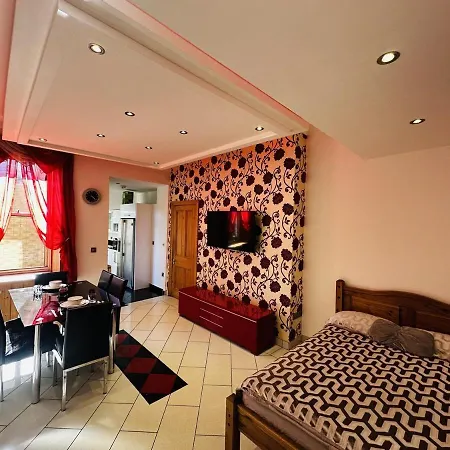 Roomy 1 Level Free Parking *