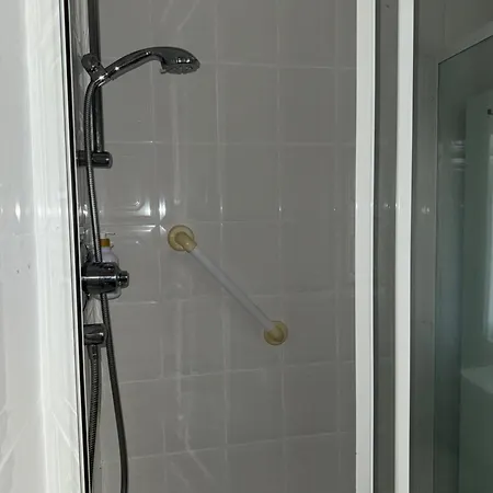 2 Bedroom On Ground Floor In דירה אדינבורו