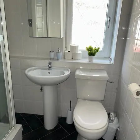 2 Bedroom On Ground Floor In *