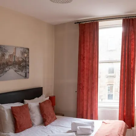 3 Bedroom With Castle Views Apartment *