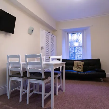 Central Edinburgh Apartment By The Castle *