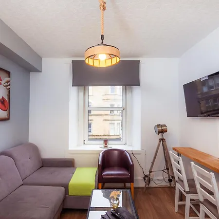 Central Edinburgh Apartment By The Castle *