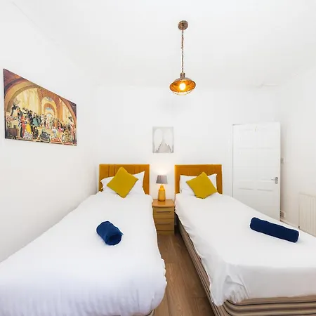 Central Edinburgh Apartment By The Castle *