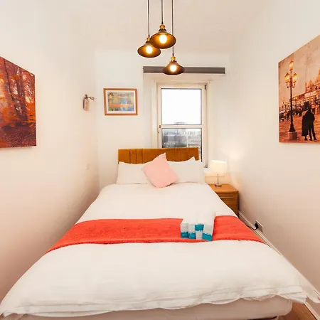 Central Edinburgh Apartment By The Castle