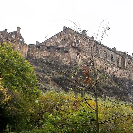 Daire Lovely 1-bedroom Unit Near Castle