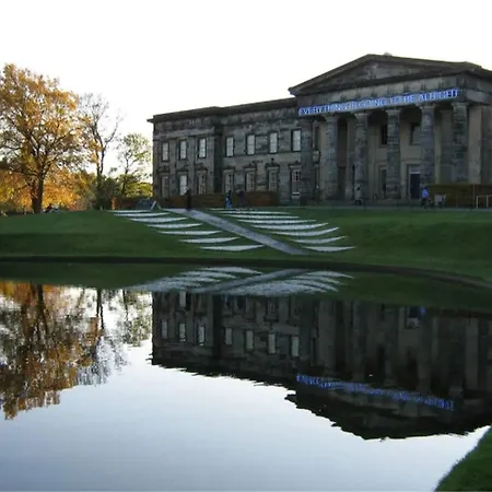 Family-friendly Flat Walkable From Princess Street Appartamento *