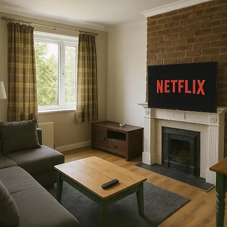 Cozy 2br Flat Near Centre Free Parking Fast Wifi Lägenhet