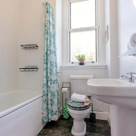 Coastal 1 Bed Steps To Free Park Apartment Edinburgh