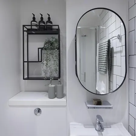 Modern With Kitchen & Ensuite In Appartement