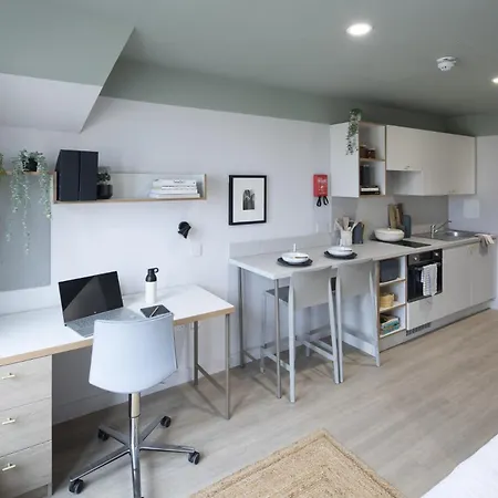 Modern With Kitchen & Ensuite In Édimbourg
