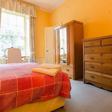 Spacious Flat Near Centre דירה *